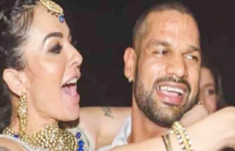 শিখর ধাওয়ানের বিয়ে আয়েশা মুখোপাধ্যায়ের সঙ্গে হয়েছিল। আয়েশার এর আগে একটি বিয়ে ছিল। হরভজন সিংয়ের হাত ধরেই দুজনের পরিচয়-প্রেম-পরিণয়। কিন্তু এই বছর শুরুতে বিয়েটা ভেঙে যায়। তার স্ত্রীর আগে দুটি মেয়ে ছিল, এরপর শিখর ও আয়েশার এক ছেলে হয়। ছবি: সংগৃহীত