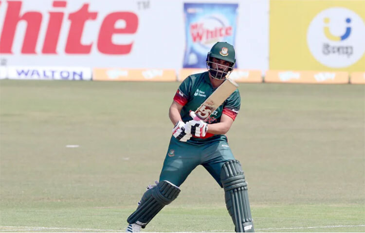 ওয়ানডেতে বাংলাদেশের পক্ষে সবচেয়ে বেশি এলবিডব্লিউর শিকার হয়েছেন তামিম ইকবাল। আফগানিস্তানের বিপক্ষে প্রথম ম্যাচেও ফজল হক ফারুকির বলে এলবি হয়েছিলেন, আজও ফারুকির পাতা ফাঁদে আবারও পা দিয়েছেন বাংলাদেশের ওয়ানডে অধিনায়ক। ছবি: সংগৃহীত