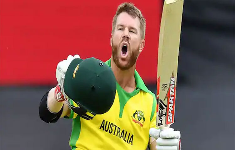 ডেভিড ওয়ার্নার ৪২ বলে ৭২ রানের ইনিংস খেলেন ২০১০ সালে ভারতের বিরুদ্ধে। ৭টি ছক্কা হাঁকান তিনি। ছবি: সংগৃহীত