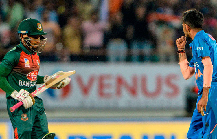 আইসিসি-র শাস্তর কোপে এই বাংলাদেশ দলে নেই সাকিব আল হাসান। নেই তামিম ইকবাল, মুহম্মদ সাইফুদ্দিনও। তা সত্ত্বেও মুশফিকুর রহিমের ব্যাটের ভারে প্রথম ম্যাচে জিতেছিল বাংলাদেশ। তবে রাজকোটে প্রথম ম্যাচের মতো জ্বলে উঠতে পারেননি তিনি। এ ম্যাচে মাত্র ৪ রান (৬ বলে) করেন মুশফিকুর।