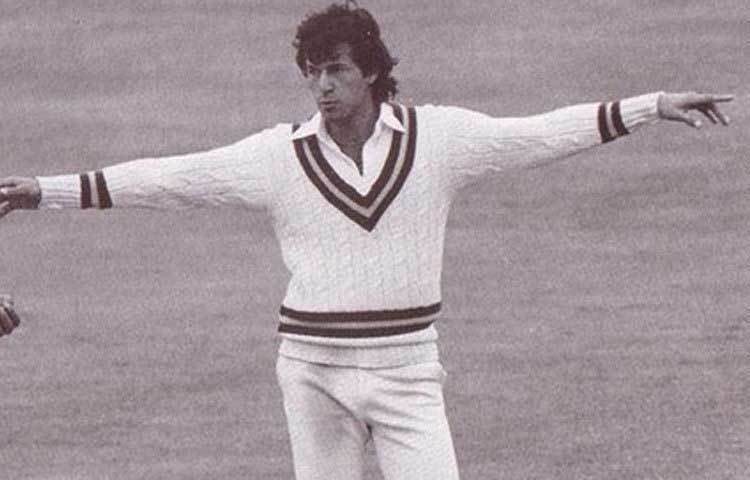 ইমরান খান : এই ক্রিকেটার ১৯১৭ সাল থেকে ১৯৭২ সাল পর্যন্ত খেলেছেন। তিনি বর্তমানে পাকিস্তানের রাজনীতি সক্রিয় রয়েছেন।