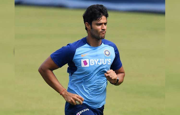 শিবম দুবে: দিনকয়েক আগেই তিনি জানিয়ে দিয়েছেন হার্দিক পান্ডে তার প্রতিদ্বন্দ্বী নন। নিজের খেলায় উন্নতি ঘটাতে চান তিনি। দ্বিতীয় টি-টোয়েন্টি ম্যাচে কিছু করে দেখানোর সুযোগ পাননি দুবে। তৃতীয় টি-টোয়েন্টিতে তরুণ প্রতিভার দিকে নজর থাকবে সবার।