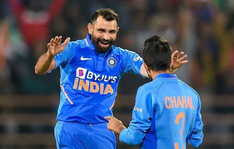 স্পিনারদের মতো ভারতের পেসারাও কম যান না। ওয়াংখেড়েতে কোনো উইকেট না পেলেও রাজকোটেই ৩ উইকেটে দখল করেছেন মহম্মদ শামি। তার মতো এ ম্যাচে চমক দেখাতে পারেন যশপ্রীত বুমরাও। রাজকোটে উইকেটের খরা মেটাতে তিনি যে মুখিয়ে রয়েছেন, তা নিশ্চয়ই বলে দিতে হবে না।