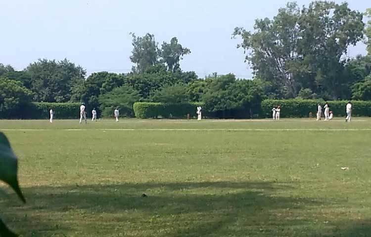 কোচ বিপিন ভাটের প্রশিক্ষণে সুযোগ পেতে দেরি হল না কার্তিকের। প্রথম শ্রেণির ক্রিকেটে আত্মপ্রকাশ ২০১৭-১৮ মরসুমের রনজি ট্রফিতে। এখনও অবধি প্রথম শ্রেণির ক্রিকেটে মাত্র একটি ম্যাচ খেলেছেন কার্তিক। রেলওয়েজের বিরুদ্ধে সেই ম্যাচে ৪০ রানে ৩ উইকেট পান। রান করেন ১১।