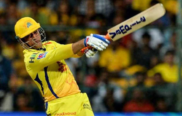 মহেন্দ্র সিং ধোনি হলেন চেন্নাই সুপার কিংসের মুখ। আইপিএল না হলে তার ক্ষতি হবে ১৫ কোটি টাকা। তবে আর্থিক ক্ষতির চেয়েও বড় ক্ষতি হবে ধোনির ক্যারিয়ারের। তার জাতীয় দলে ফেরার বিষয়টি আইপিএলে পারফরম্যান্সের সঙ্গে জড়িত বলে মনে করা হচ্ছিল।