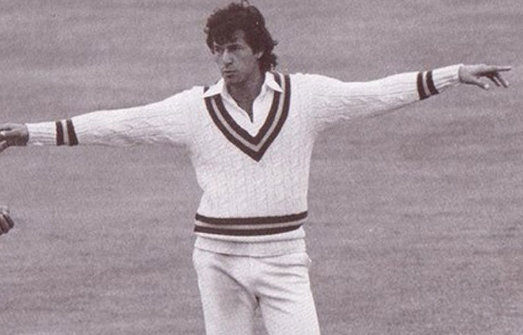 ইমরান খান: পাকিস্তানের এই ক্রিকেটার ১৯১৭ সাল থেকে ১৯৭২ সাল পর্যন্ত খেলেছেন। তিনি বর্তমানে পাকিস্তানের রাজনীতি সক্রিয় রয়েছেন।