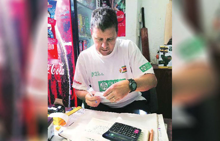 জিম্বাবুয়ের জাতীয় দলের নির্বাচকদের নজর তার উপর ছিল। সুযোগ এল হঠাৎই। ১৯৯৯-২০০০ মৌসুমে শ্রীলঙ্কা সফরে গিয়ে বিপাকে পড়ল জিম্বাবুয়ে দল। অফ ফর্ম এবং চোটের কারণে দলের বাইরে পল স্ট্র্যাং, অ্যাডাম হাকল, অ্যান্ড্রু হুইটল। ফলে দলে সুয়োগ পেলেন স্পিনার প্রাইস।