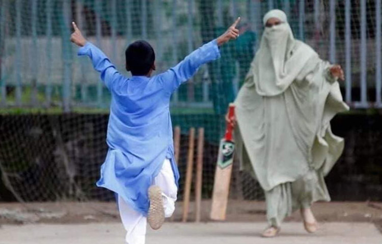 মা-ছেলের ক্রিকেট খেলার এই ছবি ভাইরাল হয়েছিল।