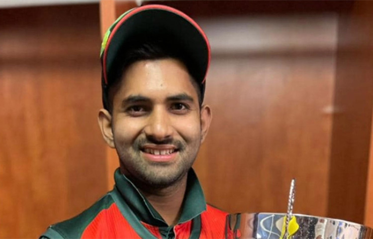 তবে শামীম পাটোয়ারী দলকে জিতিয়েই মাঠ ছেড়েছেন। টানা দ্বিতীয় ম্যাচে দারুণ পারফরম্যান্স দেখিয়েছেন তরুণ এই ব্যাটসম্যান। ১৫ বলে ৬ বাউন্ডারিতে ৩০ রানে অপরাজিত থাকেন তিনি। ছবি: সংগৃহীত