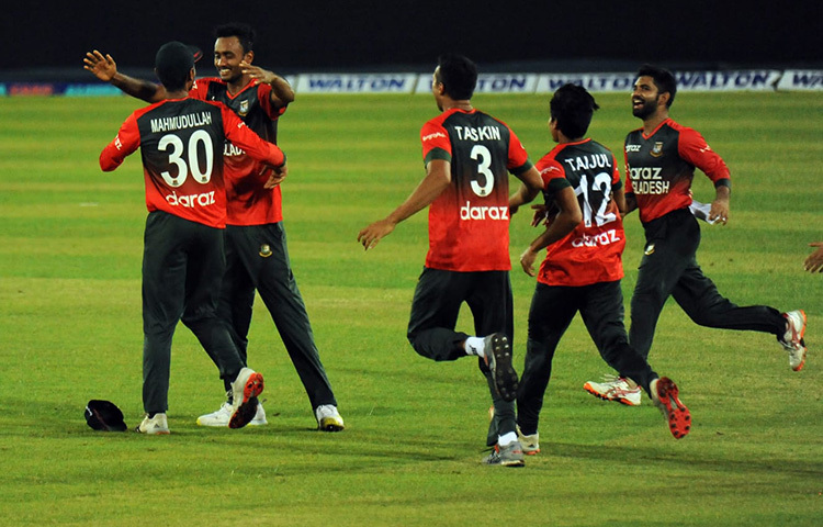 এভাবেই তারা আনন্দ উদযাপন করেছেন। ছবি: সংগৃহীত