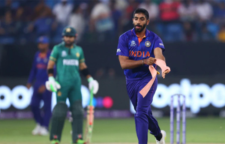 শেষ ওভারে যে গতিতে রান তোলার দরকার ছিল তা হয়নি। শেষ ৫ ওভারে ওঠে মাত্র ৪১ রান। হাত খুলতে পারেননি বিরাটরা। ফলে ১৫১ রানই উঠেছে বোর্ডে। ছবি: সংগৃহীত