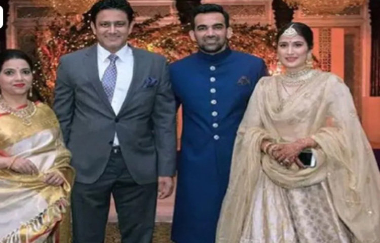 অনিল কুম্বলের স্ত্রীর নাম চেতনা কুম্বলে। দুজনের বিয়ে হয়েছিল ১৯৯৯ সালে। অনিল কুম্বলের স্ত্রী চেতনার আগেও বিয়ে হয়েছিল। এটা তার দ্বিতীয় বিয়ে। চেতনা অনিল কুম্বলের চেয়ে ৭ বছরের বড়। ছবি: সংগৃহীত