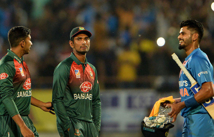 মুশফিকুরের উপর অতিমাত্রায় নির্ভরতাও বাংলাদেশের হারের একটা বড় কারণ। রাজকোটে দলের অন্য ব্যাটসম্যানেরাও তেমন কিছু করে উঠতে পারেননি। ওপেনারদের পরে একমাত্র মাহমুদুল্লা ছাড়া বাকিদের স্কোর দু’অঙ্কও পার হয়নি। শেষমেশ রান উঠেছে ১৫৩। যা ভারতের মতো শক্তিশালী টিমের বিরুদ্ধে লড়াইয়ের জন্য যথেষ্ট নয়।