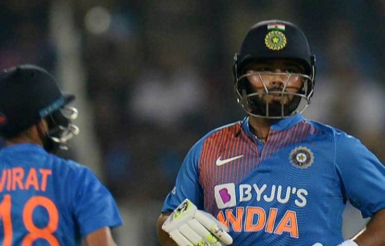 ঋষভ পান্থ: দিন কয়েক আগে তার অগ্রজ পার্থিব প্যাটেল পরামর্শ দিয়ে বলেছেন, নিজের খেলায় মন দিতে। বহির্জগতের কথা শোনার দরকার নেই। পান্থ এখন নিজের নামের প্রতি সুবিচার করতে পারছেন না। দলের প্রয়োজনের সময়ে জ্বলে উঠতে পারছেন না সেভাবে। শ্রীলঙ্কার বিরুদ্ধে দ্বিতীয় টি-টোয়েন্টি ম্যাচে খুব বেশি সুযোগ পাননি পান্থ। তৃতীয় টি-টোয়েন্টিতে পান্থ কী করেন, সেই দিকেই নজর থাকবে নির্বাচকদের।