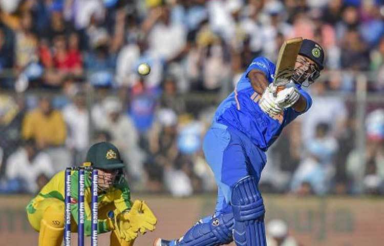 ঋষভ পন্থকে ঠিক আর কতগুলো সুযোগ দিলে তার ‘অসামান্য প্রতিভা’-র প্রকাশ ঘটবে, সেটাও বোঝা জরুরি। দলের প্রয়োজনে তিনি শেষ কবে রান পেয়েছেন সেই তথ্য খোঁজার চেয়ে ডার্ক ম্যাটার খুঁজে পায়া বোধহয় অনেক সহজ। এ দিনও প্রয়োজনের সময় রান করে দলকে সাহায্য করতে ব্যর্থ হলেন।