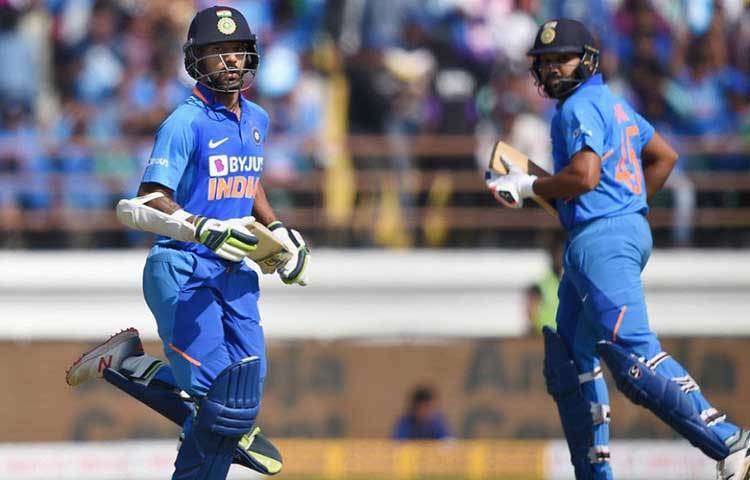 এই বেঙ্গালুরুতেই অস্ট্রেলিয়ার বিরুদ্ধে ডাবল সেঞ্চুরি করেছিলেন রোহিত শর্মা। সিরিজ ফয়সালার ম্যাচে ফের একবার সে চেষ্টা করতে পারেন রোহিত। সেই সঙ্গে রাজকোটেই ৯০ বলে ৯৬ রান করা শিখর ধাওয়ানের কথাটাও ভুলে যাবেন না যেন।