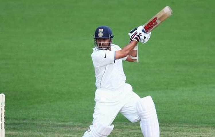 রেকর্ড সমার্থক শচীনের সঙ্গে। একমাত্র ক্রিকেটার হিসেবে ২০০ টেস্ট খেলেছেন তিনি। টেস্টে সবচেয়ে বেশি, ১৫৯২১ রান করেছেন। টেস্টে সবচেয়ে বেশি সেঞ্চুরি (৫১) ও হাফ-সেঞ্চুরির (৬৮) রেকর্ডও শচীনের। নিউজিল্যান্ডের বিরুদ্ধেও যথারীতি ধারাবাহিক থেকেছেন শচীন।