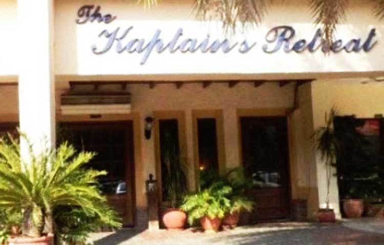 ভারতকে প্রথমবার ক্রিকেট বিশ্বকাপ এনে দিয়েছিলেন তিনি। তবে তারও তিন বছর আগে অর্থাৎ ১৯৮০ সালেই চন্ডীগড়ে নিজের রেস্তরাঁ ‘ক্যাপ্টেনস রিট্রিট’ খুলে ফেলেছিলেন কপিল দেব। পটনায় ‘কপিল দেব’জ ইলেভেনজ’ নামে আরও একটি রেস্তরাঁ আছে তার।