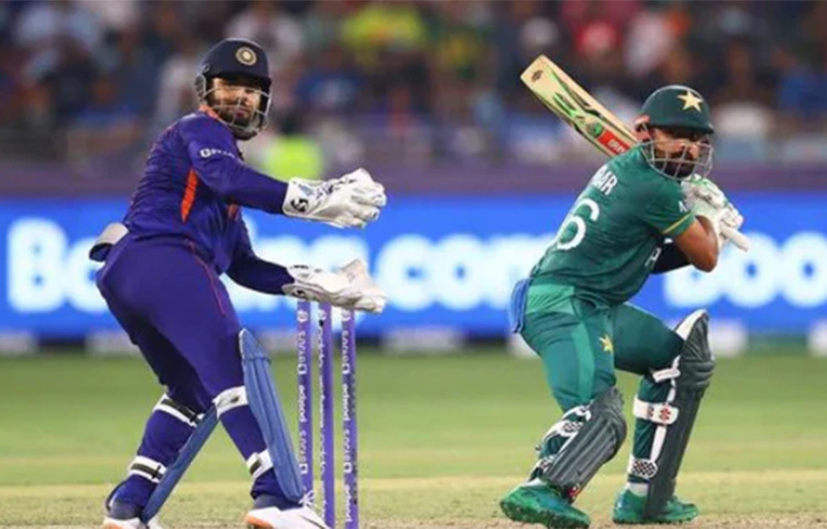 ৫২ রানের লক্ষ্য টি-টোয়িন্টি ক্রিকেটে ভীষণ তুচ্ছ ব্যাপার। কিন্তু ভারতীয় বোলাররা ন্যূনতম লড়াই দিতে পারলেন না। ইচ্ছে মতো শট মারলেন রিজওয়ান ও বাবর আজম। ১০ উইকেটে জিতল পাকিস্তান। ছবি: সংগৃহীত