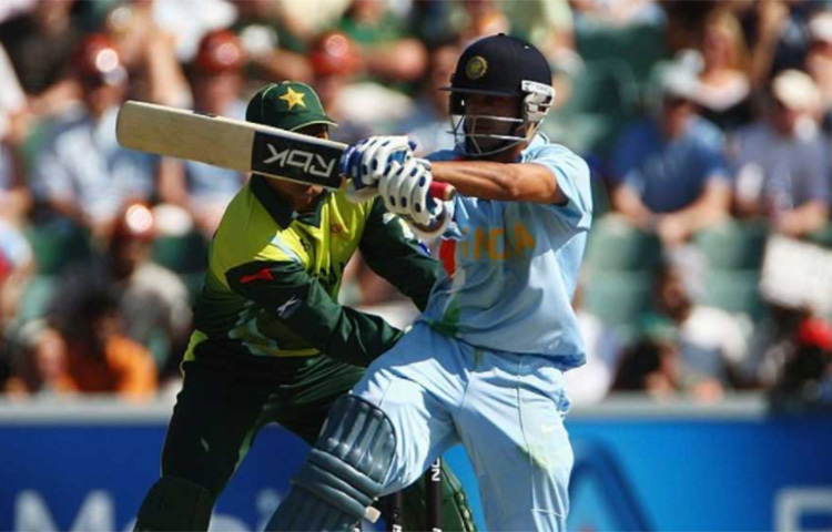 ২০০৭ সালের বিশ্বকাপে গম্ভীর আউট হন শূন্য রানে। সেহবাগের রান আটকে থাকে এককের ঘরেই। দু’জনকেই ফিরিয়ে দেন পাক পেসার মহম্মদ আসিফ। এবারের ভারত-পাকিস্তান ম্যাচে শাহিন আফ্রিদির বলে রোহিত ফেরেন শূন্য রানে, রাহুলের রান আটকে থাকে এককের ঘরেই। ছবি: সংগৃহীত