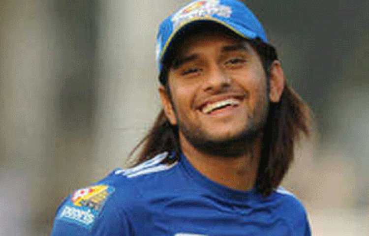 কিন্তু সুয়োগ পেয়েও তা কাজে লাগাতে পারেননি সৌরভ। আইপিএলের কোনো মৌসুমেই তার পারফরম্যান্স নজরকাড়া ছিল না। ২০১৭ আইপিএল সিজন-এ কেউই তাকে দলে নেয়নি। তখন থেকেই মাঠের বাইরে সৌরভ।