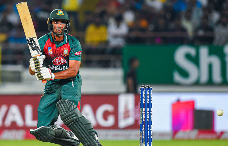 মুশফিক ছাড়াও মাহমুদুল্লার দিকেও তাকিয়ে ছিল এই বাংলাদেশ টিম। রাজকোটে শুরুটা ভালো করলেও ২১ বলে ৩০ রান করে ফিরে যান তিনি। মাহমুদুল্লার ব্যাট থেকে বড়সড় রান না আসাটাও বাংলাদেশের হারের একটা ফ্যাক্টর।
