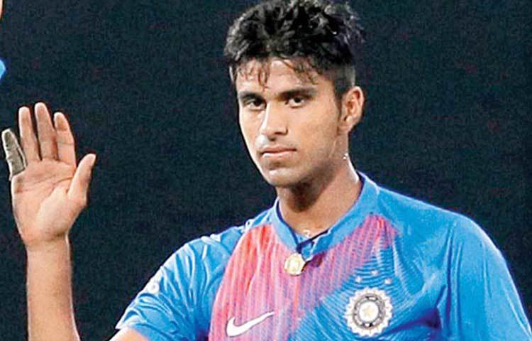 ওয়াশিংটন সুন্দর: টি-টোয়েন্টিতে বোলিং ওপেন করেন তিনি। দ্বিতীয় টি টোয়েন্টিতে অবশ্য বোলিং ওপেন করেননি ওয়াশিংটন সুন্দর। শ্রীলঙ্কার ইনিংসে প্রথম আঘাত হানেন তিনিই। তারপর ভারতের বাকি বোলাররা ম্যাচের দখল নিয়ে নেন।