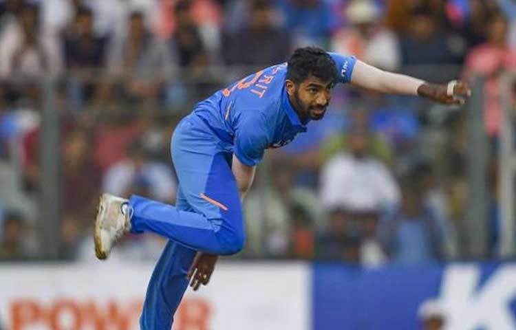 বুমরাহ কি সম্পূর্ণ চাপমুক্ত? পুরনো পরিচিত বিধ্বংসী বুমরাহকে খুঁজেই পাওয়া গেল না ওয়াংখেড়েতে। ইয়র্কার তো দূর অস্ত্, ওয়ার্নার, ফিঞ্চকে শুধুই হাফভলি উপহার দিয়ে গেলেন। সাত ওভার বল করে দিলেন ৫০ রান। ওভার প্রতি রান সাতেরও বেশি!