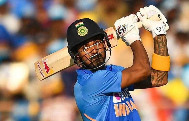 রোহিত শর্মা বা শিখর ধাওয়ানের মতো ওপেনার ছাড়াও মিডল অর্ডারে ভারতকে ভরসা দিচ্ছেন কে এল রাহুল। এ সিরিজে দুরন্ত ফর্মে রয়েছেন। ব্যাটিংয়ের সঙ্গে রাজকোটে অস্থায়ী কিপার হিসাবে রাহুল নজর কেড়েছেন। যার ফলে দলের ভারসাম্যও বেড়েছে।