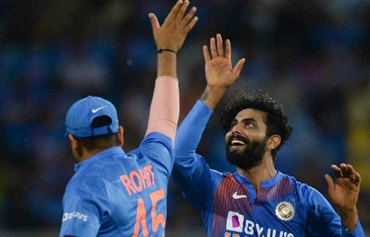 রবীন্দ্র জাদেজা: রবীন্দ্র জাডেজা বিরাট কোহলির দলের ‘থ্রি-ডি’ ক্রিকেটার। ব্যাটিং, বোলিংয়ের পাশাপাশি ফিল্ডিংও দারুণ করেন তিনি। কিউয়িদের বিরুদ্ধে জাদেজার কাছ থেকে দারুণ পারফরম্যান্স চাইছে দল।