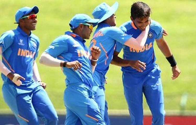 গত ২৮ জানুয়ারি, মঙ্গলবার দক্ষিণ আফ্রিকার পোচেস্ট্রুমে ভারতীয় ব্যাটিংয়ে শুরুতে যশস্বী জয়সোয়াল (৬২) এবং পরে অথর্ব আঙ্কোলেকর (৫৫) ছাড়া বড় রান আর কেউ পাননি। ইনিংসের বিরতিতে মনে হচ্ছিল, অস্ট্রেলিয়ার পক্ষে হয়তো এই রান তাড়া করা বিশেষ কঠিন হবে না। কিন্তু প্রথম ওভারেই দু’উইকেট তুলে নিয়ে অস্ট্রেলিয়ার ব্যাটিংকে নড়িয়ে দেন কার্তিক। প্রথম স্পেলেই তুলে নিয়েছিলেন তিন উইকেট।