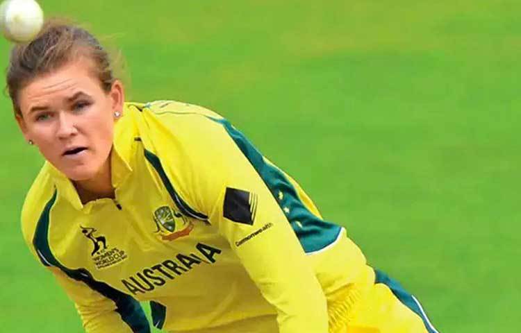 এরপর রয়েছেন বোলাররা। অস্ট্রেলিয়ার বাঁ-হাতি স্পিনার জেস জোনাসেন ১৪ গড়ে নিয়েছেন ১০ উইকেট। ফাইনালে ২০ রানে তিন উইকেট নিয়েছেন তিনি।