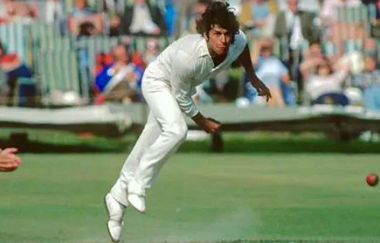 সাতে এই দলের অধিনায়ক ইমরান খান। ১৭৫ একদিনের ম্যাচে ৩৩.৪১ গড়ে ৩৭০৯ রান করেছিলেন তিনি। স্ট্রাইক রেট ৭২.৬৫। এক সেঞ্চুরি ও ১৯ হাফ-সেঞ্চুরি এসেছে তার ব্যাটে। বল হাতে নিয়েছেন ১৮২ উইকেট। সেরা ১৪ রানে ছয় উইকেট। ইকনমি রেট ৩.৮৯।