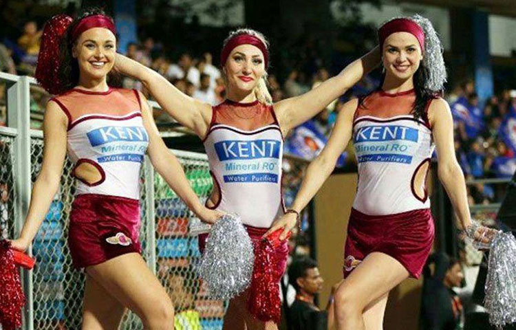 চলতি বছরের টি-টোয়েন্টি বিশ্বকাপ যদি পিছিয়ে যায় তা হলে ভাগ্য খুলে যেতে পারে আইপিএলের। সেক্ষেত্রে অক্টোবরের উইন্ডোতে আইপিএল হতেই পারে বলে মনে করা হচ্ছে। আইসিসি-র এক বোর্ড মেম্বার জানিয়েছেন, ‘টি-টোয়েন্টি বিশ্বকাপ পিছিয়ে যাওয়ার ভাল সম্ভাবনা রয়েছে আইসিসি-র বোর্ড মিটিংয়ে। তবে সেটা আনুষ্ঠানিক ভাবে ঘোষণা হবে কি না, সেই ব্যাপারে নিশ্চিত করে এখনই বলা যাচ্ছে না।’