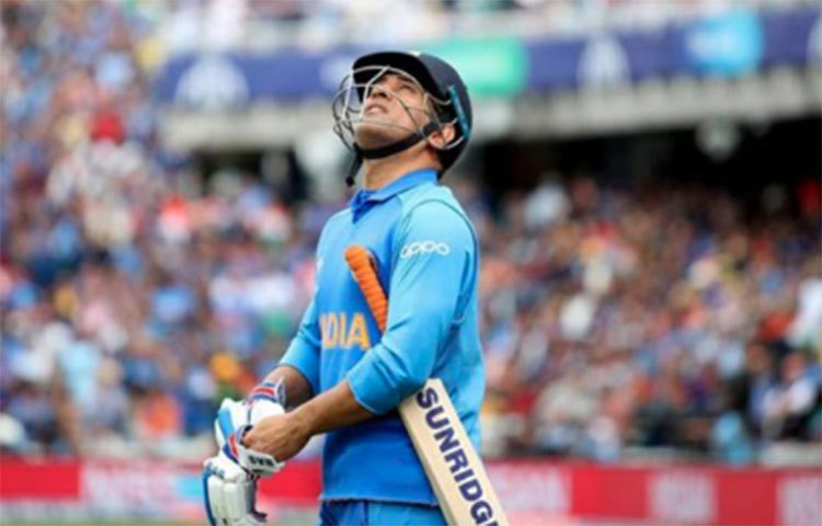 লকডাউনেও ধোনি একাধিকবার শিরোনামে উঠেছেন। কখনও মহাতারকাকে দেখা গিয়েছে না কামানো পরিপক্ক চুল দাড়ি নিয়ে বাড়িতে মেয়ে জিভার সঙ্গে খেলছেন।