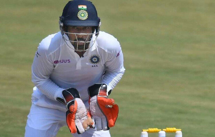 ঋদ্ধিমান সাহা: গোলাপি বলে তার খেলার অভিজ্ঞতা দলের বাকিদের থেকে একটু বেশি। গোলাপি কোকাবুরা বলেই তিনি ম্যাচ খেলেছিলেন মোহনবাগানের হয়ে। যদিও আন্তর্জাতিক ম্যাচের সঙ্গে সেই ম্যাচের তুলনা হয় না। তবুও ঋষভ পান্থের প্রতি দলের অনেকেরই আস্থা বেশি। বার বার ব্যর্থ হওয়া পন্থ দলে জায়গা পান কি না নজর থাকবে সেই দিকেই।