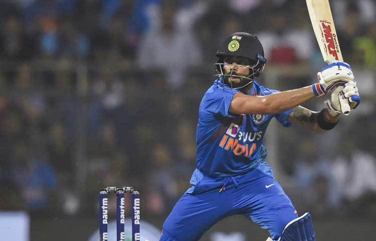 কোহলির ব্যাটিং সাধারণত জমি ঘেঁষা শটের উপর নির্ভরশীল। তিনি পাওয়ার হিটার নন। তুলে তুলে ছক্কা মারা তার স্টাইল নয়। কিন্তু ওয়াংখেড়েতে কোহলি দেখালেন, তিনি এটাও পারেন। ওয়াংখেড়েতে টি-টোয়েন্টি ফরম্যাটে ১৩ ইনিংসে ৮৫.২৮ গড়ে ৫৯৭ রান করে ফেলেছেন তিনি। এর মধ্যে পাঁচটি পঞ্চাশ রয়েছে।