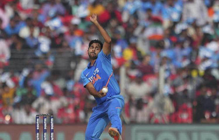 প্রশ্ন উঠতে পারে শার্দূল ঠাকুরকে দলে নেয়া নিয়েও। ওয়ান ডে তে তিনি কোনোদিনই দারুণ কিছু করেননি। তার জায়গায় নবদীপ বা চহালকে খেলানো যেতেই পারত। পাঁচ ওভারে ৪৩ রান দিয়ে সবচেয়ে খারাপ বোলিংটা এ দিন করলেন শার্দূলই।