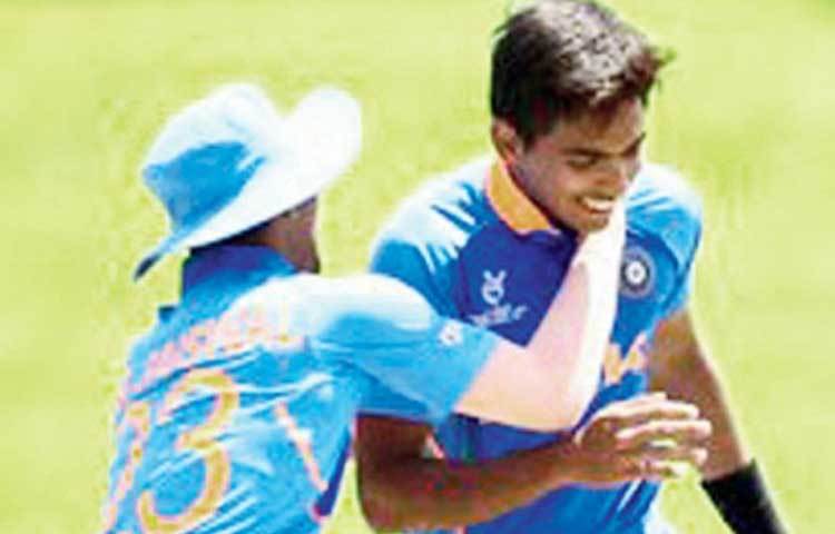 পরে দ্বিতীয় স্পেলে ফিরে এসে ভাঙেন অস্ট্রেলিয়ার পঞ্চম উইকেটের জুটি। বাকি কাজটা করে দেন আকাশ। এই বাঁ-হাতি পেসারের ইয়র্কারে অস্ট্রেলিয়ার শেষ ব্যাটসম্যানের স্টাম্প ছিটকে যাওয়া মাত্র বিশ্বকাপ জয়ের আরও এক ধাপ কাছে চলে আসে ভারত। চার উইকেট নেওয়ায় ম্যাচের সেরা ক্রিকেটার নির্বাচিত হন কার্তিক।