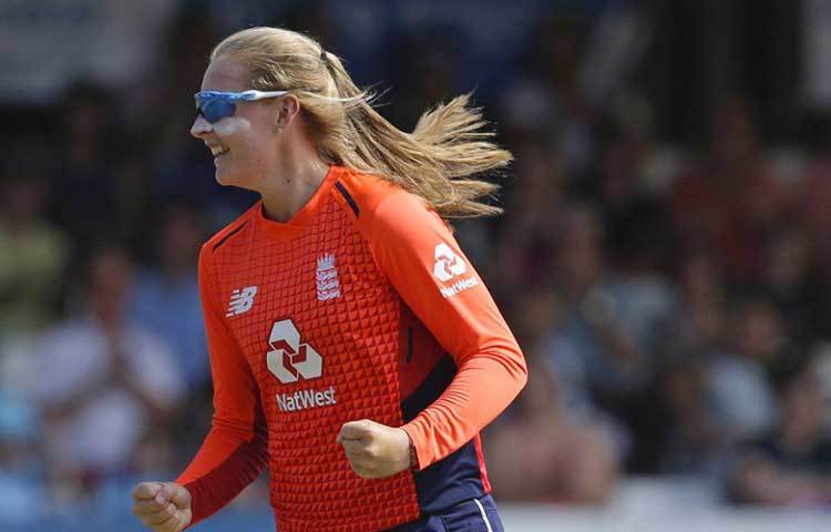 ইংল্যান্ডের সোফি একলেস্টন আরও একজন বাঁহাতি স্পিনার। তিনি ৬.১২ গড়ে নিয়েছেন আট উইকেট।