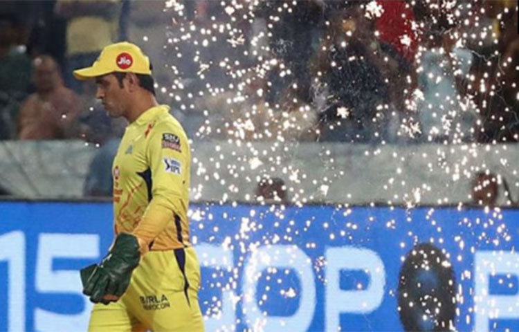 ধোনি এখন নিজে কি সিদ্ধান্ত নেন, সেটাই দেখার।