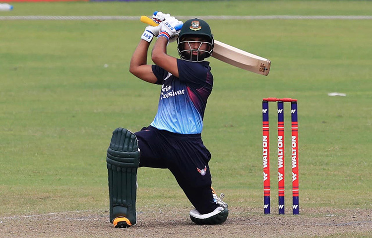 মোহাম্মদ শামীম হোসেন। যুব বিশ্বকাপজয়ী এই ব্যাটসম্যান হার্ডহিটিং ব্যাটিংয়ের সঙ্গে অফস্পিন বোলিং করতে পারেন। ২০২১ সালের জুলাইয়ে তার টি-টোয়েন্টি অভিষেক হয়। ছবি: সংগৃহীত