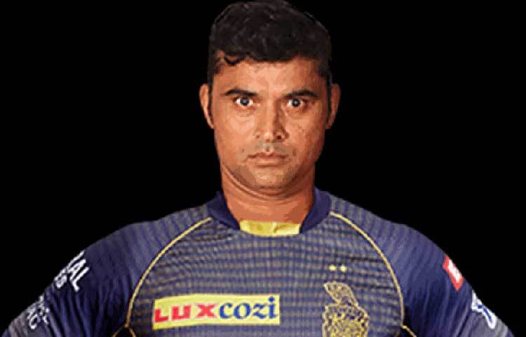 শুধু তাই নয়, এবারে দলে রয়েছে আরও চমক। বরুণ চক্রবর্তীর মতো তরুণ রহস্য স্পিনারকে যেমন দলে নেয়া হয়েছে, তেমন আবার মহারাষ্ট্রের প্রবীণ তাম্বের মতো আইপিএলের ইতিহাসে প্রবীণতম ক্রিকেটারকে নিয়েও চমকে দিয়েছে কেকেআর। ৪৮-এর এই স্পিনারকে ২০ লাখ টাকার বিনিময়ে দলে নিয়েছে নাইট রাইডার্স।