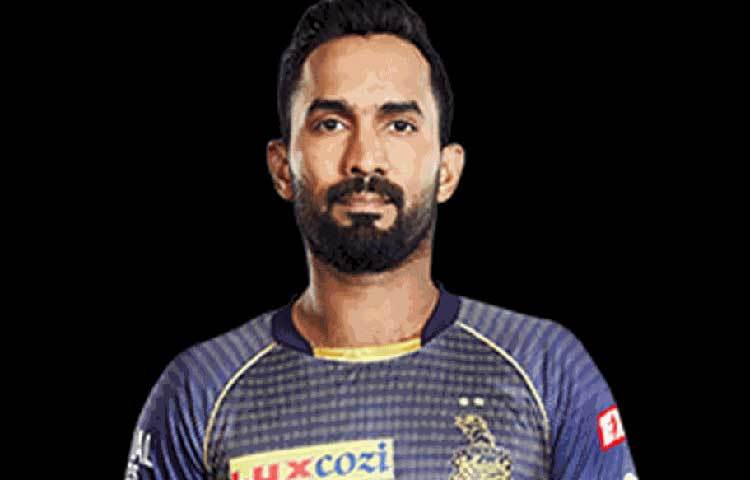 দিনেশ কার্তিক: গত মরসুমের মতো দীনেশ কার্তিক এবারও কলকাতা নাইট রাইডার্সের অধিনায়ক থাকছেন। ভারতীয় এই উইকেটকিপার-ব্যাটসম্যানের জন্য ৭ কোটি ৪০ লাখ টাকা খরচ করেছে শাহরুখের দল। তার দক্ষতা নিয়ে কোনো প্রশ্ন নেই কর্তাদের মনে।