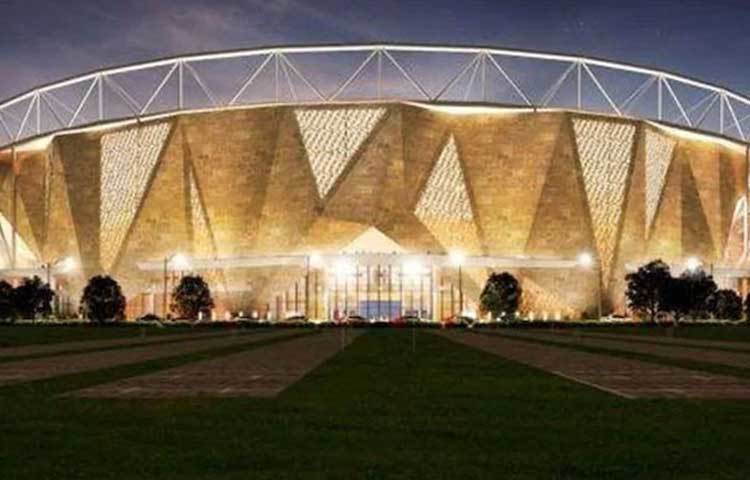 এক লাখ দশ হাজার দর্শক বসে খেলা দেখতে পারবেন আহমেদাবাদের এই স্টেডিয়ামে। এর আগে মোতেরাতে ৫৩ হাজার দর্শক বসে খেলা দেখতে পারতেন।