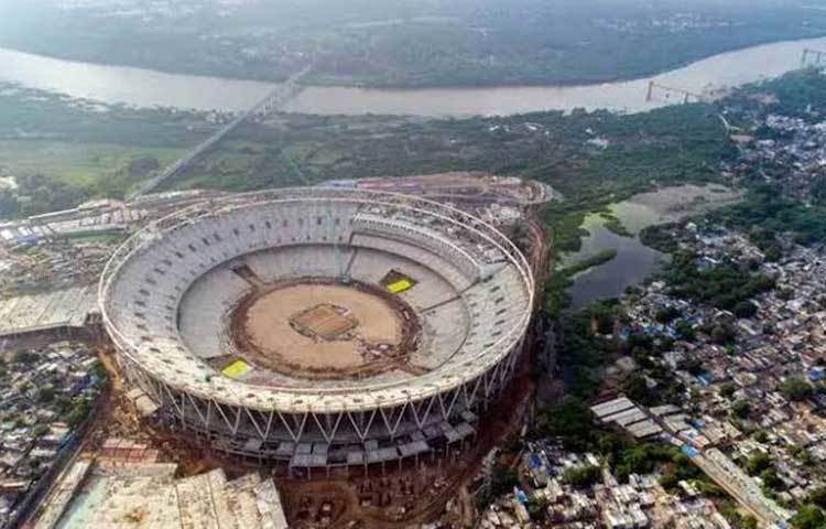 ডোনাল্ড ট্রাম্প জানিয়েছেন, এভাবে এতো মানুষের মাঝে থেকে স্টেডিয়াম উদ্বোধন করতে তিনি রোমাঞ্চিত অনুভব করবেন।