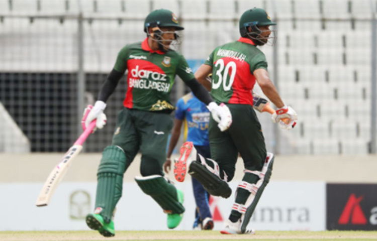 দ্বিতীয় দফা বিরতির পর সেঞ্চুরিতে পৌঁছতে একদমই সময় নেননি মুশফিক। চামিরার করা ৪৫তম ওভারের দ্বিতীয় বলে ফাইন লেগ দিয়ে বাউন্ডারি হাঁকিয়ে তিন অঙ্কে পৌঁছান তিনি। ছবি: সংগৃহীত