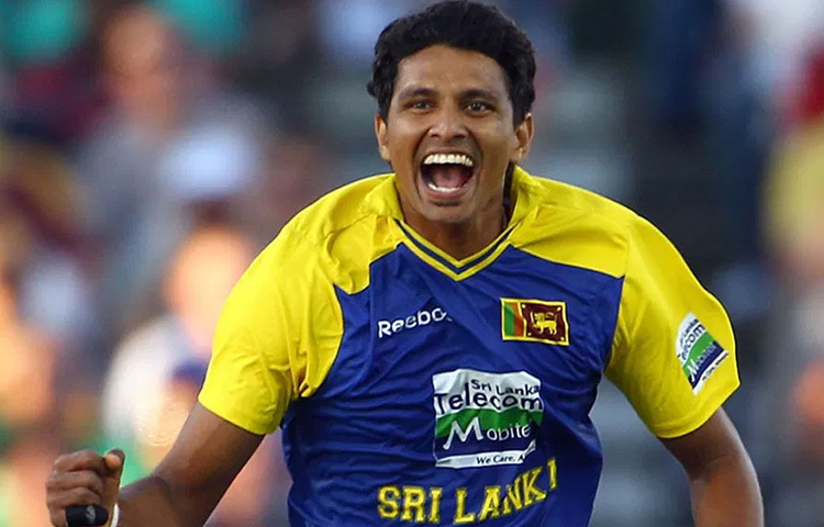 বিশ্বকাপ ফাইনাল খেলা দলের সদস্য থেকে বাসের ড্রাইবার। এই নাটকীয় ঘটনাই সত্যি হয়েছে সুরজ রণদিভের জীবনে। শ্রীলঙ্কার এই প্রাক্তন ক্রিকেটার এখন অস্ট্রেলিয়ার রাজপথে বাস চালান। তার পাশাপাশি আরও দুই আন্তর্জাতিক ক্রিকেটারকে দেখা গিয়েছে এই পেশায়। তারা হলেন শ্রীলঙ্কার চিনথাকা জয়সিংহে এবং জিম্বাবুয়ের ওয়াডিংটন মাওয়েঙ্গা। ছবি: সংগৃহীত