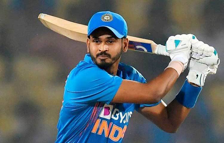 শ্রেয়াস আইয়ার: চার নম্বরে দলের ভরসা হয়ে উঠেছেন শ্রেয়াস আইয়ার। একসময় চার নম্বরেকে নামবেন, তা নিয়ে ভারতীয় ক্রিকেট উত্তপ্ত থাকত। কিন্তু, শ্রেয়াস দুশ্চিন্তা কমিয়েছেন। বড় শট খেলতে দক্ষ। আবার ধ্বসের মুখে প্রতিরোধ গড়ে তুলতেও পারেন। প্রোটিয়াদের বিরুদ্ধেও শ্রেয়াসের কাছ থেকে দায়িত্বপূর্ণ ব্যাটিং চাইবে দল।