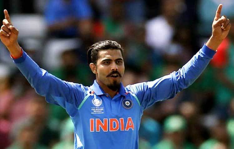 রবীন্দ্র জাদেজা: কোহালির দলের সত্যিকারের থ্রি-ডি ক্রিকেটার হলেন রবীন্দ্র জাদেজা। বাঁ-হাতি স্পিনে রান আটকে রাখতে দক্ষ তিনি। প্রয়োজনের সময়ে তার ব্যাটও কথা বলে। আর ফিল্ডার জাদেজা তো অসাধারণই। দক্ষিণ আফ্রিকার বিরুদ্ধেও তাকে মেজাজে দেখতে চাইছে টিম ম্যানেজমেন্ট।